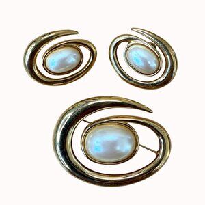 Monet Vintage Brooch & Pierced Earring Set Demi-Parure Gold Tone Faux Pearl Swir